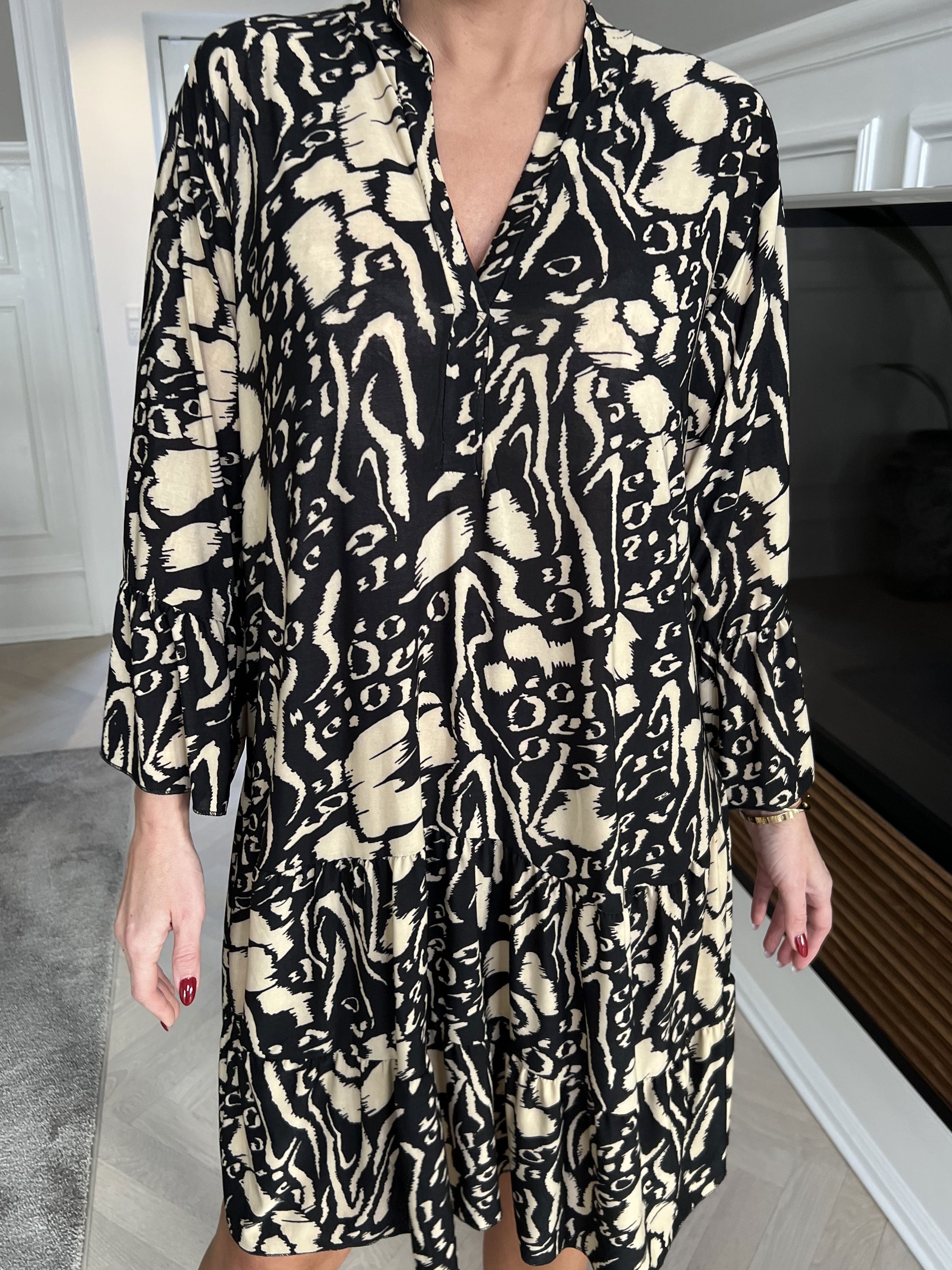 Pauline Pattern - Kjole med v-udskæring og lille flæseskørt